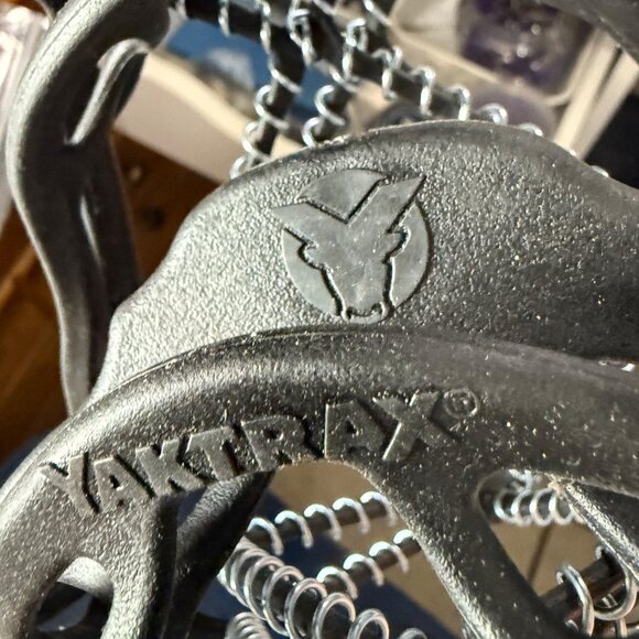 Yaktrax Walk Ice Cleats Size M men’s 9-11 women’s 10.5-12.5 US new damaged box - Picture 8 of 12